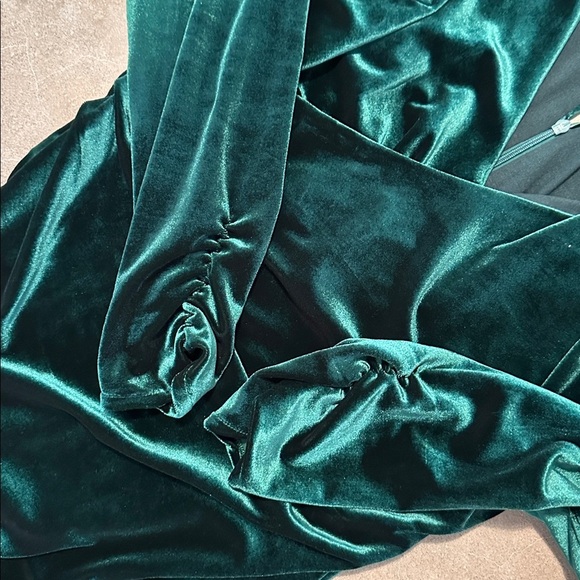 NWT Adelyn Rae Emerald Green Velvet Wrap Dress - Picture 9 of 9